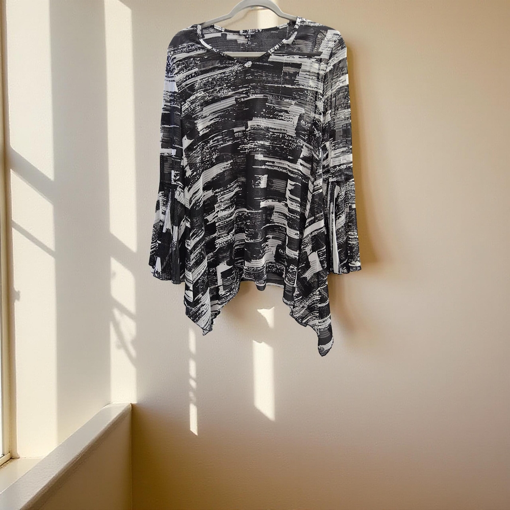 1 NWOT Dor Dor Couture Black and White Mesh Bell sleeve Women's swim cover up